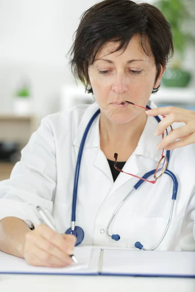 Kvinnlig Läkare Vid Sitt Skrivbord — Stockfoto