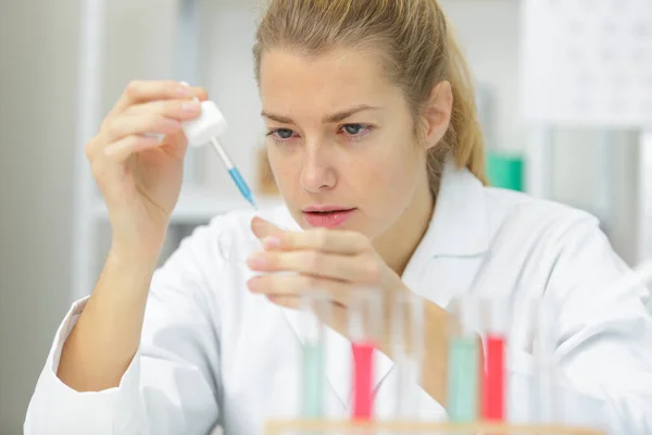 Kadın Bilim Adamı Test Tüpüne Sıvı Ekliyor — Stok fotoğraf
