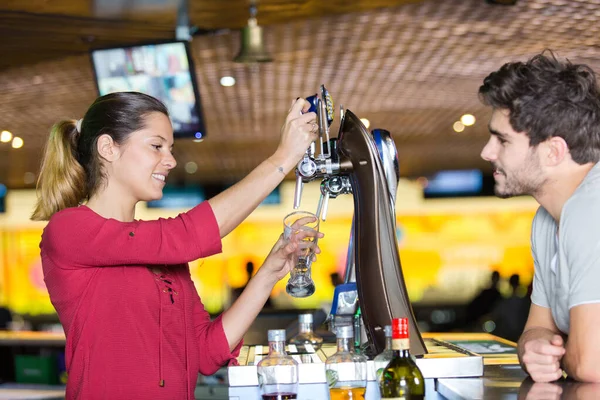 Bela Barmaid Servindo Cerveja Para Homem Balcão Bar — Fotografia de Stock