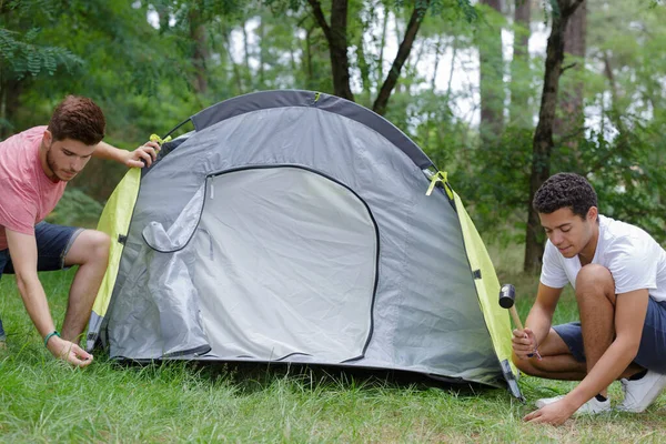屋外にテントを張っている男性の友達 — ストック写真