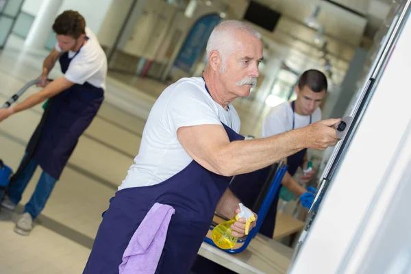 Portret Van Een Senior Cleaner — Stockfoto