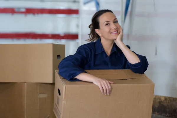 Mujer Lugar Trabajo Sosteniendo Una Caja Cartón Grande —  Fotos de Stock
