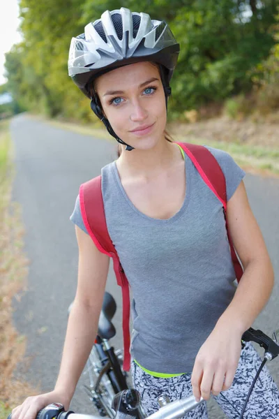 Νεαρή Γυναίκα Ποδηλάτης Ιππασία Ποδήλατό Της Ασφάλεια Κράνος — Φωτογραφία Αρχείου