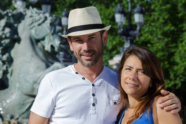 Couple Avec Fontaine Arrière Plan — Photo