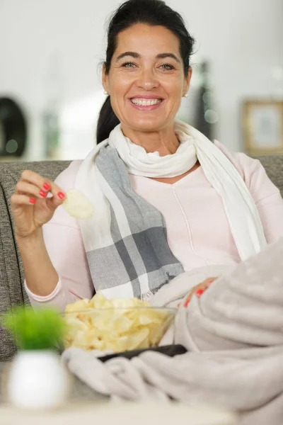 Frau Schaut Fern Und Isst Chips — Stockfoto