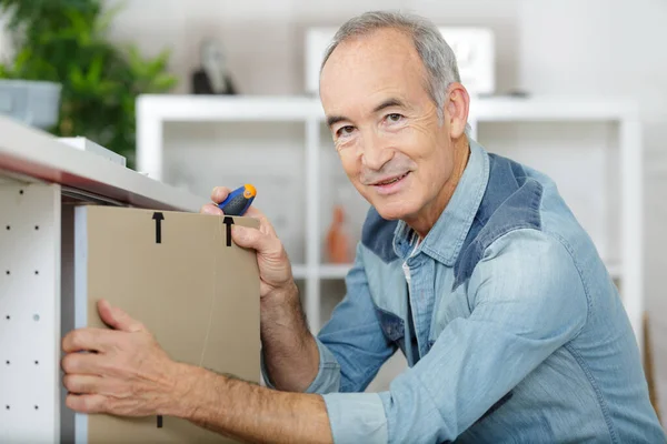 Een Volwassen Man Tijdens Installatie Van Keukenmeubilair — Stockfoto