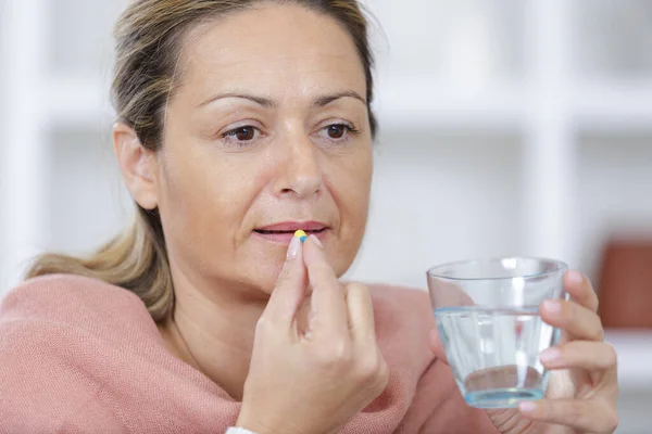 Femme Boit Une Pilule Avec Eau Verre — Photo