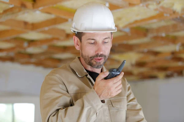 Maschio Lavoratore Casco Con Walkie Talkie — Foto Stock