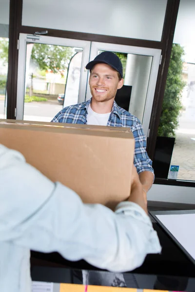 Entrega Hombre Entrega Caja Mujer — Foto de Stock