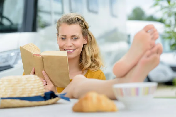 Vrouw Drinken Koffie Het Lezen Van Een Boek Buiten — Stockfoto