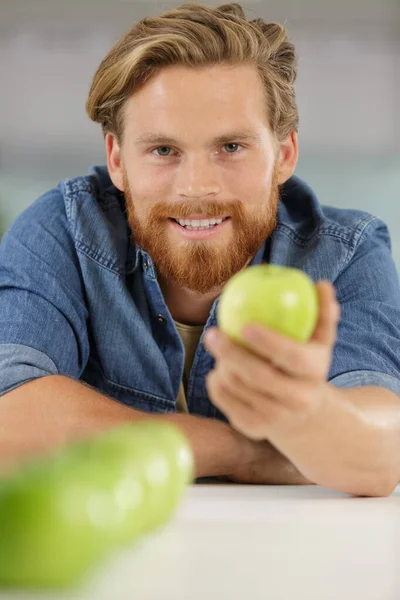 Maçã Verde Uma Palma Homem — Fotografia de Stock