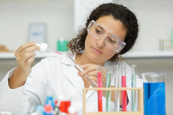 Femme Avec Une Pipette Dans Les Mains — Photo