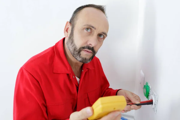 Een Elektricien Die Aardweerstand Meet — Stockfoto