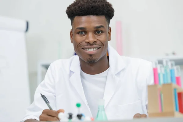 Joven Investigador Sonriente Mirando Cámara —  Fotos de Stock