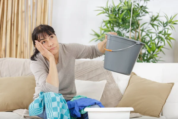 Gefrustreerde Vrouw Tijdens Lekkende Dak Pijp Barsten — Stockfoto