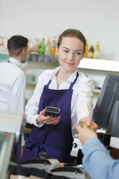 Gülümseyen Genç Garson Bir Müşteri Ödemesini Işliyor — Stok fotoğraf