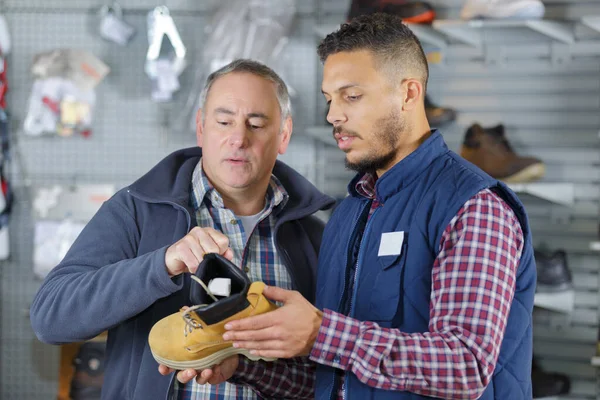 Homem Buyin Botas Inverno Amarelas — Fotografia de Stock