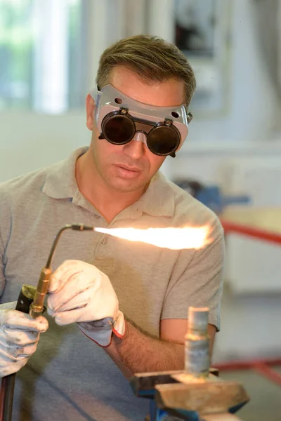 Homem Vestindo Óculos Proteção Usando Tocha Gás — Fotografia de Stock