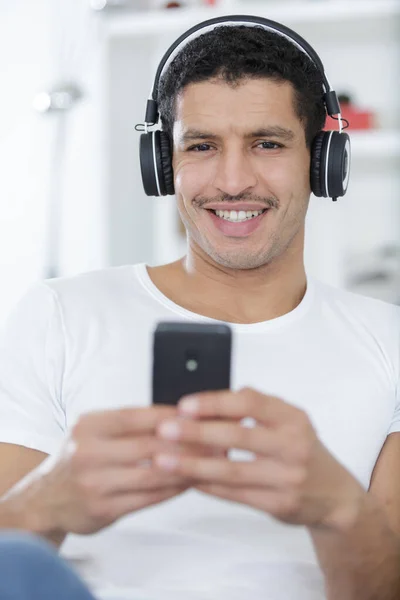 Felice Giovane Uomo Con Telefono — Foto Stock