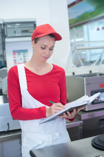 Female Worker Holding Clipboard — Stock Photo, Image