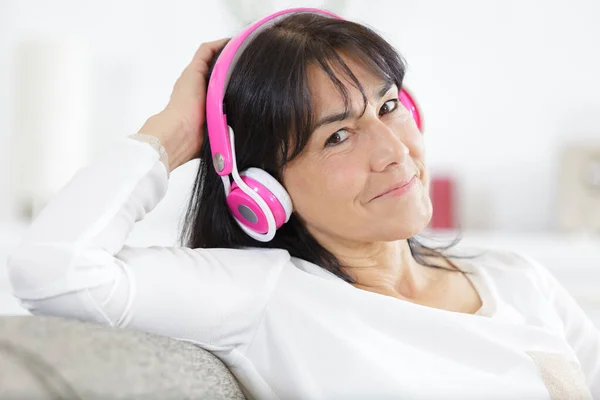 Mulher Madura Feliz Usando Fones Ouvido Casa — Fotografia de Stock