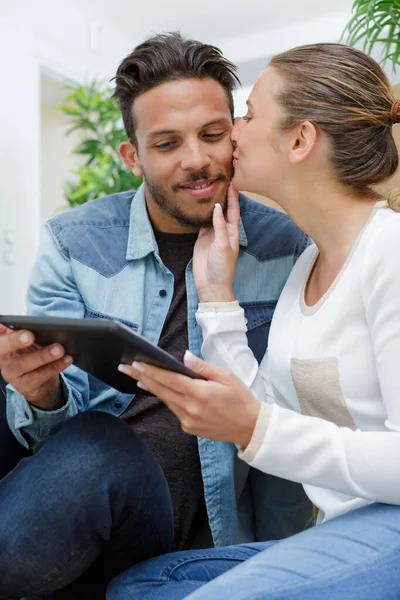 Moglie Felice Baciare Marito Che Tiene Mano Tablet — Foto Stock