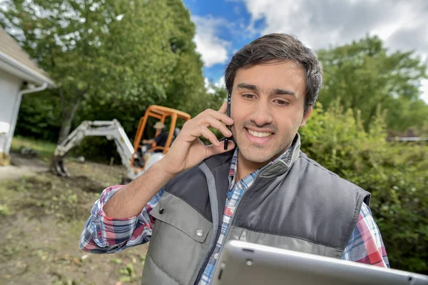 Homem Sorrindo Telefone Canteiro Obras — Fotografia de Stock