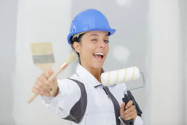 Pintor Feminino Decorador Segurando Escovas Rolo Piscar — Fotografia de Stock