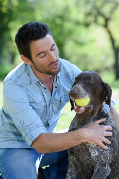 Porträtt Människan Leka Med Hunden — Stockfoto