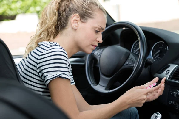 Mujer Joven Tomando Píldora Mientras Conduce —  Fotos de Stock