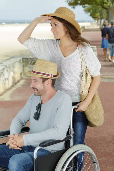 Mujer Marido Silla Ruedas Playa —  Fotos de Stock