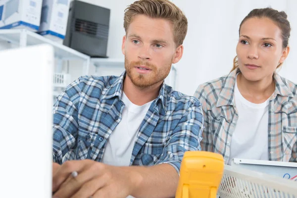 Coppia Fissaggio Televisione Coppia — Foto Stock