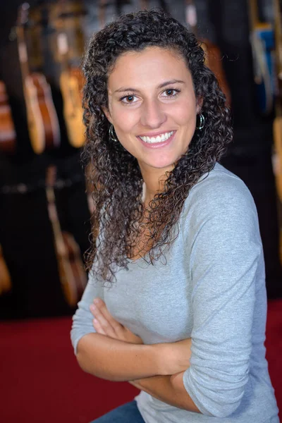 Portret Van Een Vrouw Muziekinstrument Winkel — Stockfoto