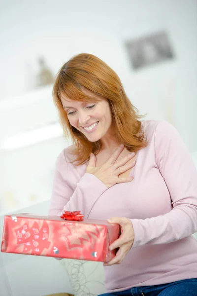 Mujer Mediana Edad Encantada Recibir Regalo — Foto de Stock