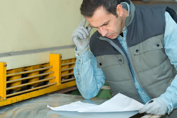 Hombre Trabajando Una Fábrica — Foto de Stock