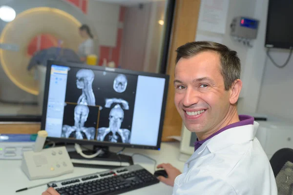 Radiologi Dengan Gambar Komputer Dari Mri Scanner — Stok Foto