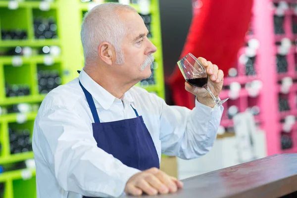 Ältere Verkäuferin Probiert Wein Laden — Stockfoto