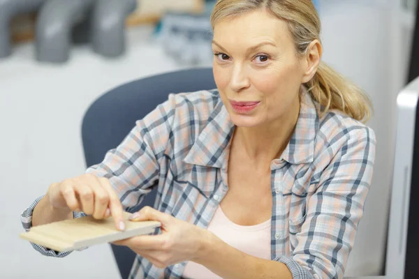 Mujer Trabajadora Construcción Mostrando Una Muestra Madera —  Fotos de Stock