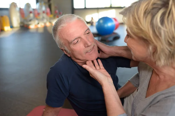 Seniorenpaar Trainiert Gemeinsam Fitnessstudio — Stockfoto