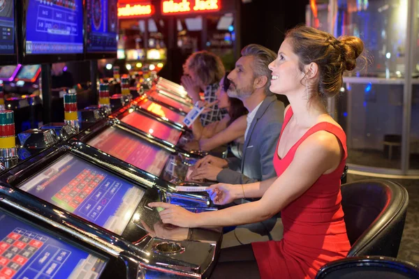 Mujer Jugando Máquina Casino —  Fotos de Stock