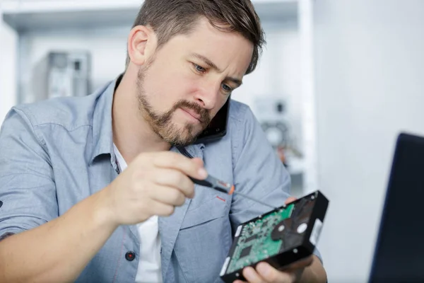 Hombre Atornilla Los Tornillos Para Reparar Disco Duro — Foto de Stock