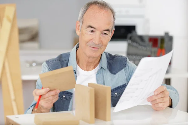 Carpinteiro Sênior Feliz Trabalho — Fotografia de Stock