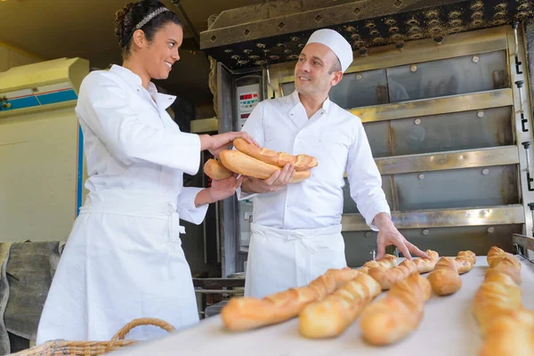 Sie Backt Frisches Brot — Stockfoto