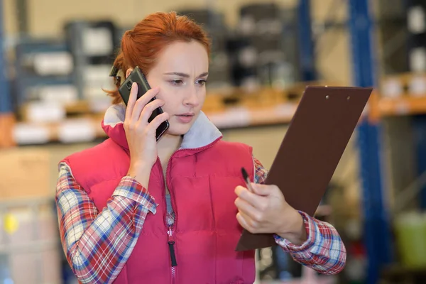 Vrouw Werkt Fabriek Faciliteit — Stockfoto