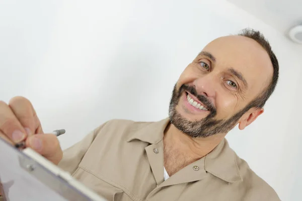 Een Man Die Schrijft Klembord — Stockfoto