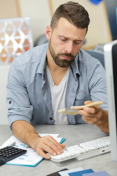 Joven Que Comprueba Referencias —  Fotos de Stock