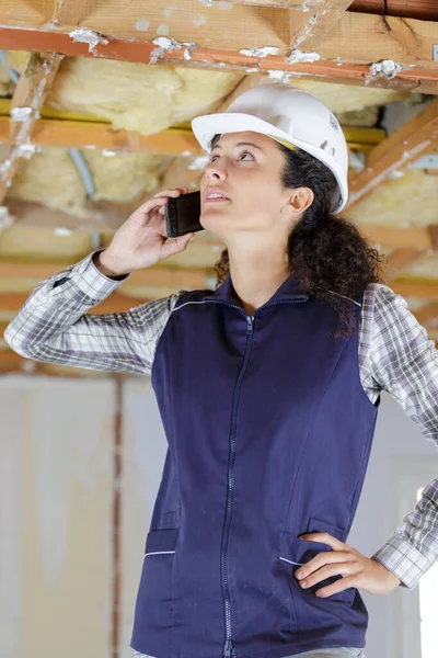 Mulher Construtora Local Usando Seu Telefone — Fotografia de Stock