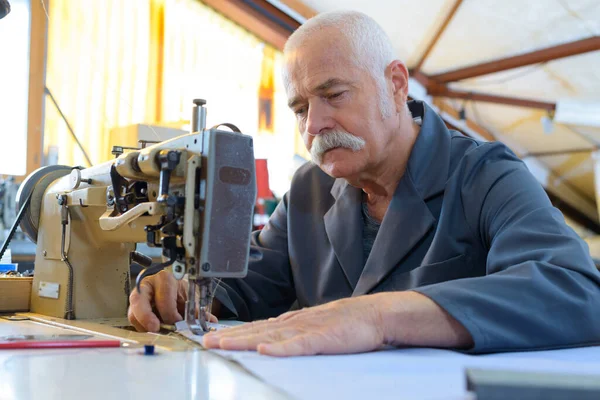 Homme Âge Rapproché Répare Tissu Avec Vieille Machine Coudre — Photo