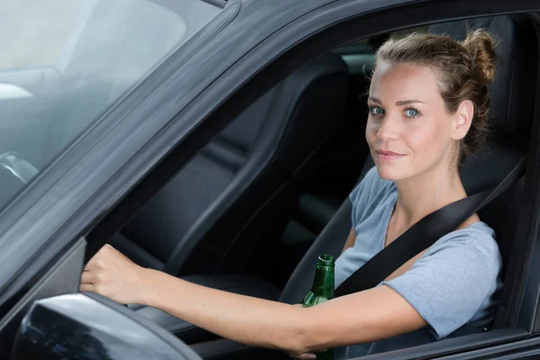 Autofahrerin Trinkt Bier — Stockfoto