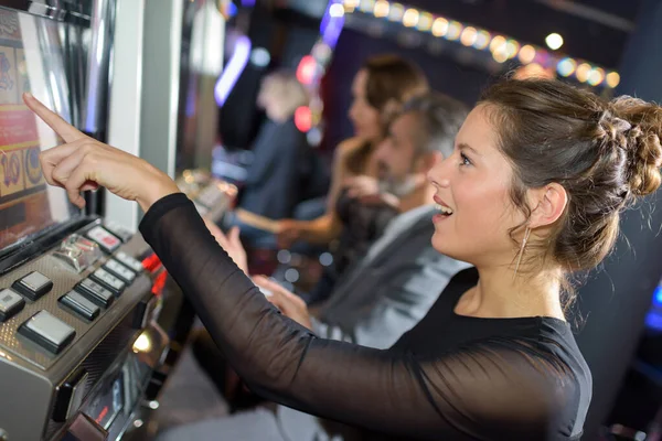 Bela Mulher Jogando Slot Machine — Fotografia de Stock